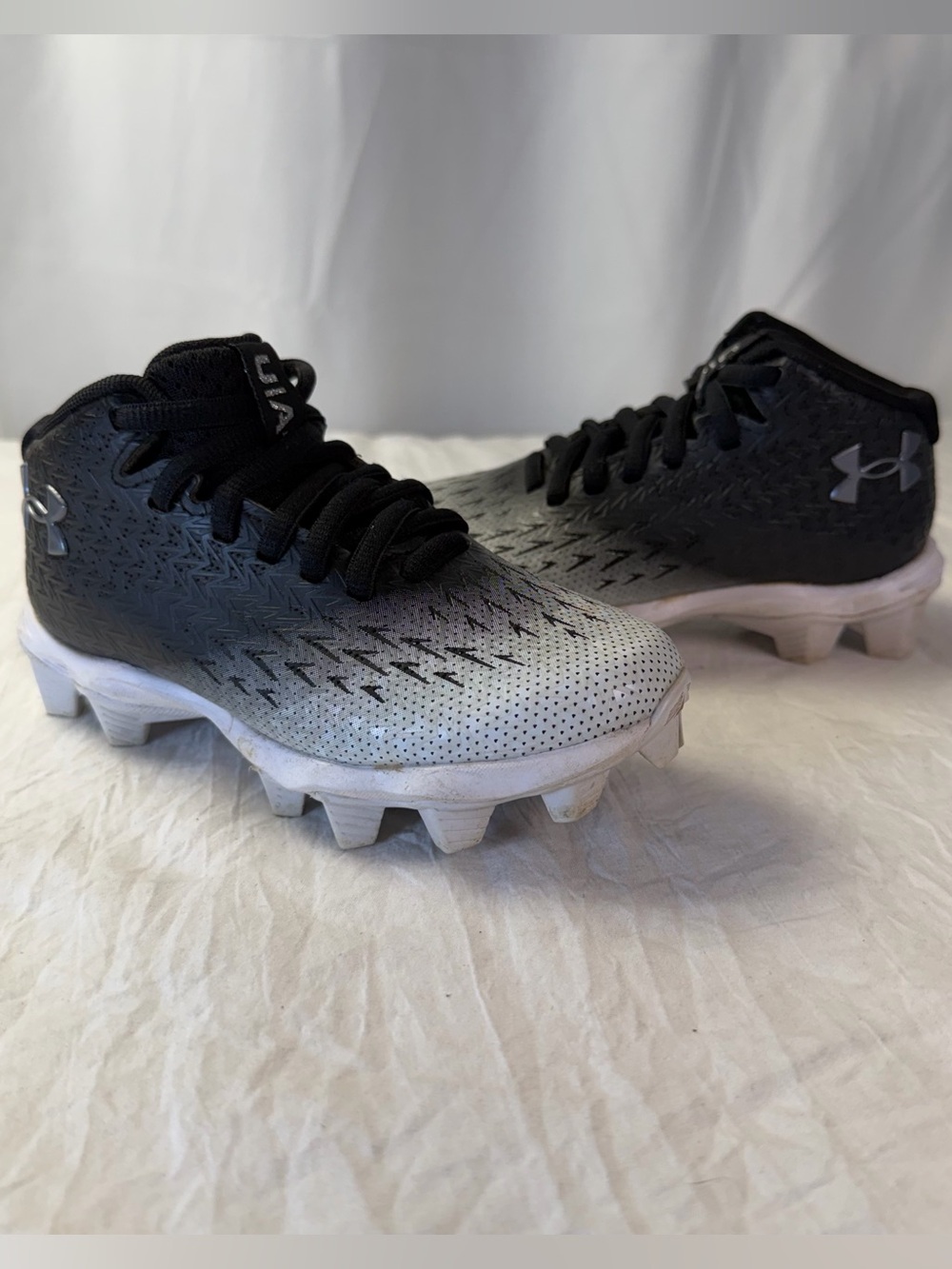 Under Armour Football Cleats Youth Boys sz11 Black and White 3027320-001
